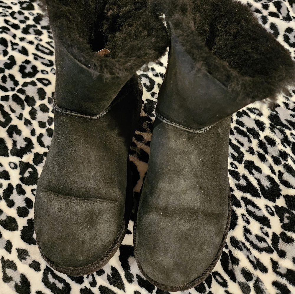 UGG Booties. Bailey II Short with Bow